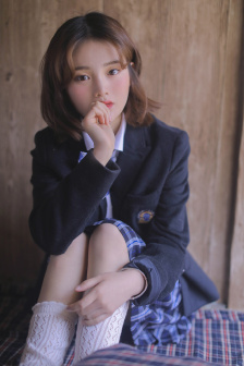扒开她的乳罩狂摸她的胸亲吻